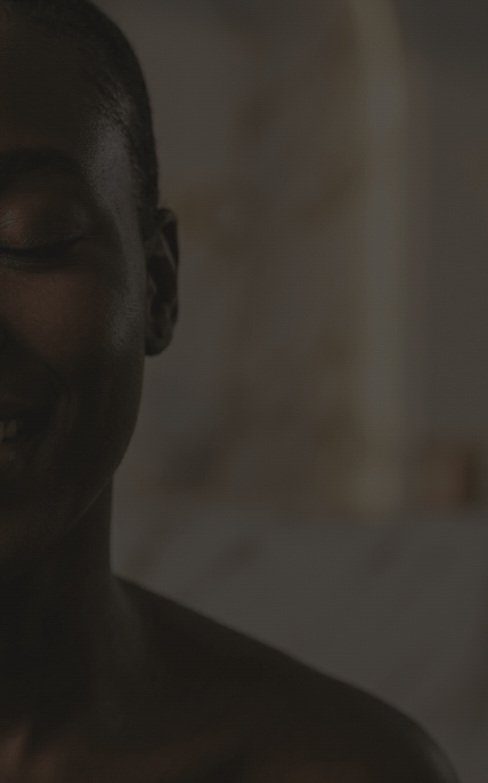 Mulher negra sorrindo